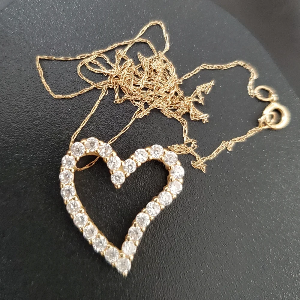 Watch Video / 14K Gold Heart Pendant Necklace